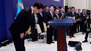 "국민께 송구"로 시작한 기자회견&hellip;"경청" vs "남 탓만"