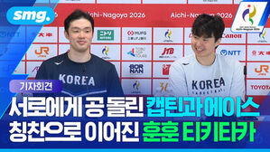 기자회견 중인 한국 농구 선수 두 명과 자막 '서로에게 공 돌린 캡틴과 에이스, 칭찬으로 이어진 훈훈 티키타카'