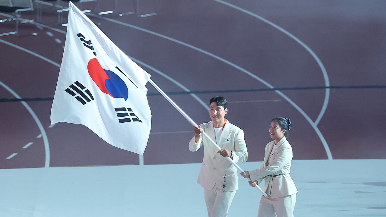 19일 일본 나고야 미즈호공원 육상경기장에서 열린 2026 아이치·나고야 아시안게임 개회식에서 한국 선수단 기수로 선정된 조정 김동용과 탁구 신유빈이 태극기를 들고 입장하고 있다. (사진=연합뉴스)