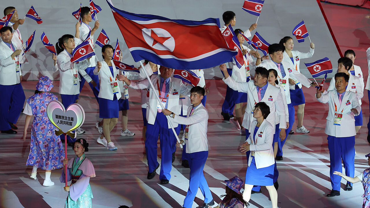19일 일본 나고야 미즈호공원 육상경기장에서 열린 2026 아이치·나고야 아시안게임 개회식에서 북한 선수단이 입장하고 있다. (사진=연합뉴스)