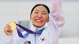 20일 일본 아이치현 안조 스포츠파크에서 열린 2026 아이치&middot;나고야 아시안게임 근대5종 여자 개인 결승에서 금메달을 차지한 대한민국 성승민이 금메달을 들고 활짝 웃고 있다. (사진=연합뉴스)