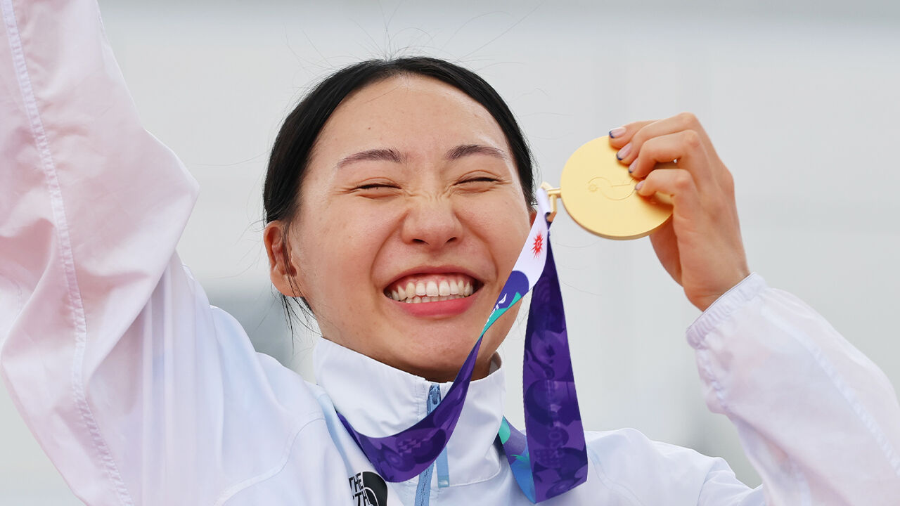 20일 일본 아이치현 안조 스포츠파크에서 열린 2026 아이치·나고야 아시안게임 근대5종 여자 개인 결승에서 금메달을 차지한 대한민국 성승민이 금메달을 들고 활짝 웃고 있다. (사진=연합뉴스)
