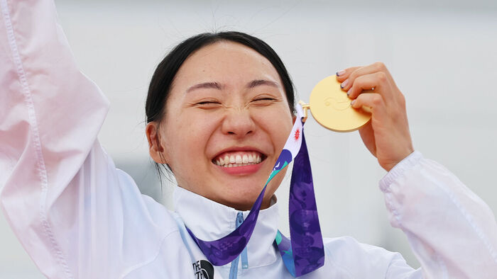 South Korea's Seong Seung-min smiles brightly holding her gold medal after winning the gold medal in the women's individual modern pentathlon final at the 2026 Aichi-Nagoya Asian Games in Anjo Sports Park, Aichi Prefecture, Japan, on the 20th. (Photo: Yonhap News)