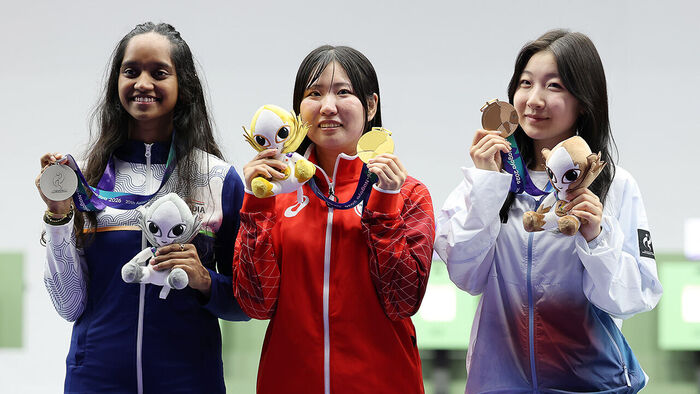 South Korea's Ban Hyo-jin poses for a commemorative photo after winning the bronze medal in the final of the women's 10m air rifle individual shooting event at the 2026 Aichi-Nagoya Asian Games held at the Aichi Prefectural General Shooting Range in Japan on the 20th. (Photo: Yonhap News)