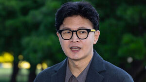 무소속 한동훈 의원이 20일 국회에서 취재진과 만나 김승원 법무부 장관 후보자 사퇴와 이에 따른 더불어민주당의 대응과 관련해 입장을 밝히고 있다. 