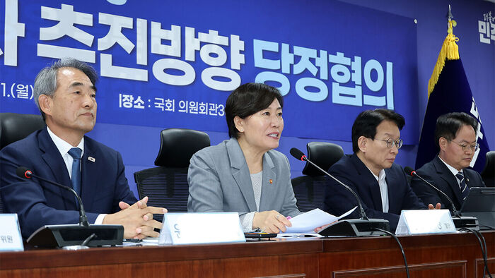 송미령 농림축산식품부 장관(왼쪽 두 번째)이 21일 국회 의원회관에서 열린 농지 전수조사 추진 방향 당정 협의에서 발언하고 있다.