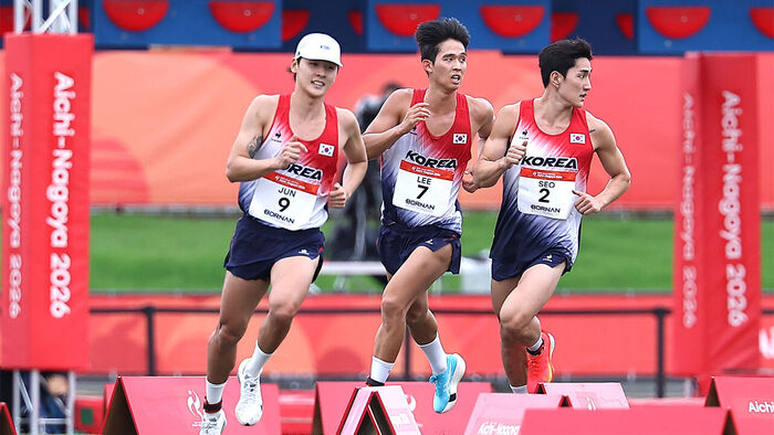 South Korea's Jeon Woong-tae (from left), Lee Jong-hyun, and Seo Chang-wan sprint during the laser run in the modern pentathlon men's individual final at the 2026 Aichi-Nagoya Asian Games held at Anjo Sports Park in Aichi Prefecture, Japan, on the 20th.