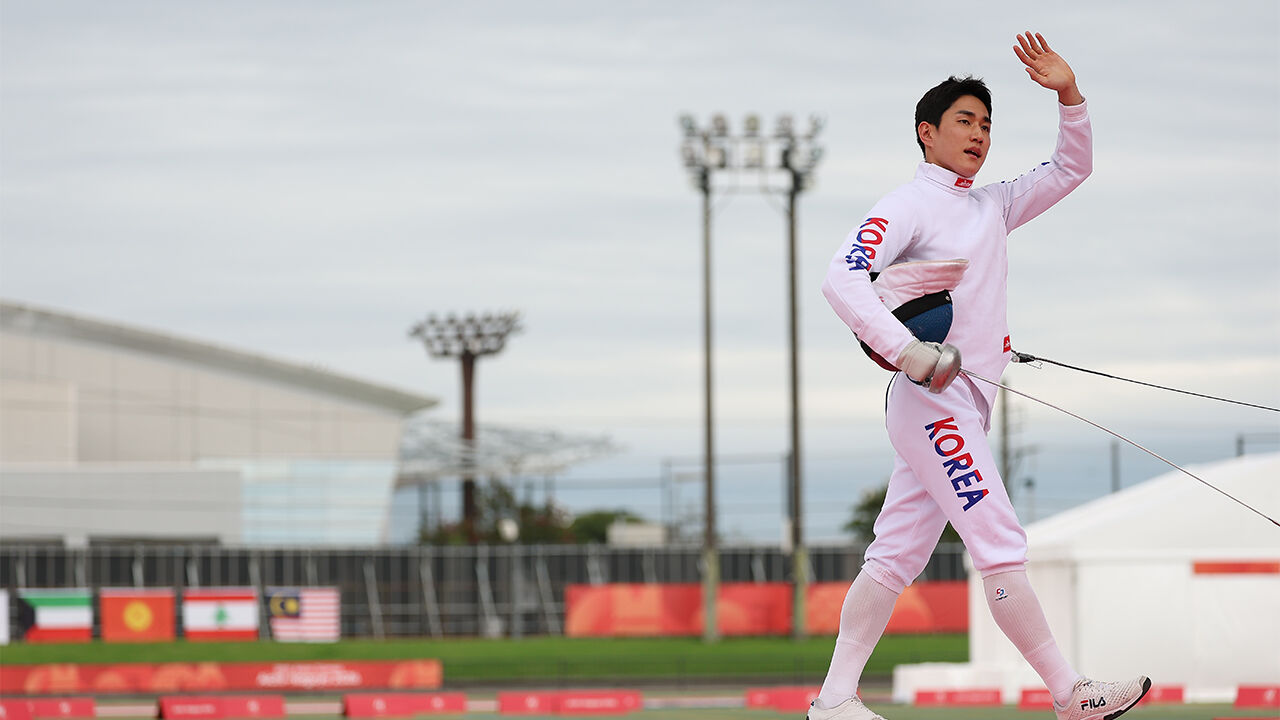 South Korea's Seo Chang-wan waves during the fencing event of the modern pentathlon men's individual final at the 2026 Aichi-Nagoya Asian Games held at Anjo Sports Park in Aichi Prefecture, Japan, on the 20th.