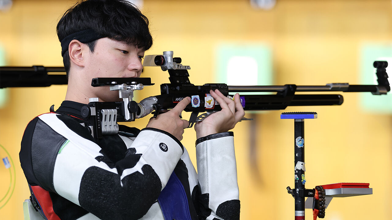 21일 일본 아이치현 종합 사격장에서 열린 2026 아이치·나고야 아시안게임 사격 남자 10m 공기소총 예선에서 한국 신민기가 집중하고 있다.