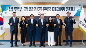 검찰미래위원장, 조사 대상 '문재인 뇌물혐의 사건' 변호 이력 논란