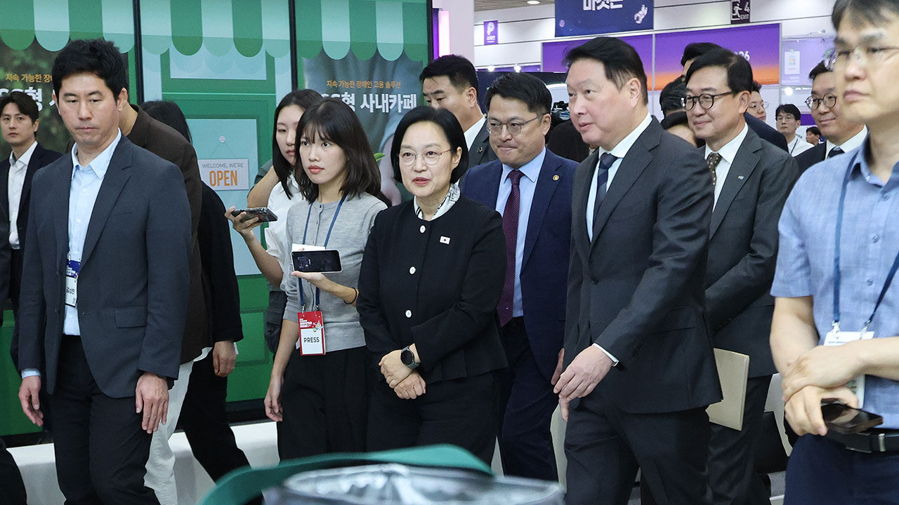Prime Minister Han Sung-sook and KCCI Chairman Chey Tae-won tour the exhibition hall ahead of the opening ceremony of the 3rd Korea Social Value Festa held at COEX in Gangnam-gu, Seoul, on the 21st. (Photo: Yonhap News)