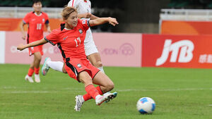 21일 일본 시즈오카현 후쿠로이의 시즈오카 스타디움 에코파에서 열린 2026 아이치&middot;나고야 아시안게임 여자 축구 조별리그 대한민국과 북한의 경기. 한국 윤수정이 동점골을 넣고 있다.