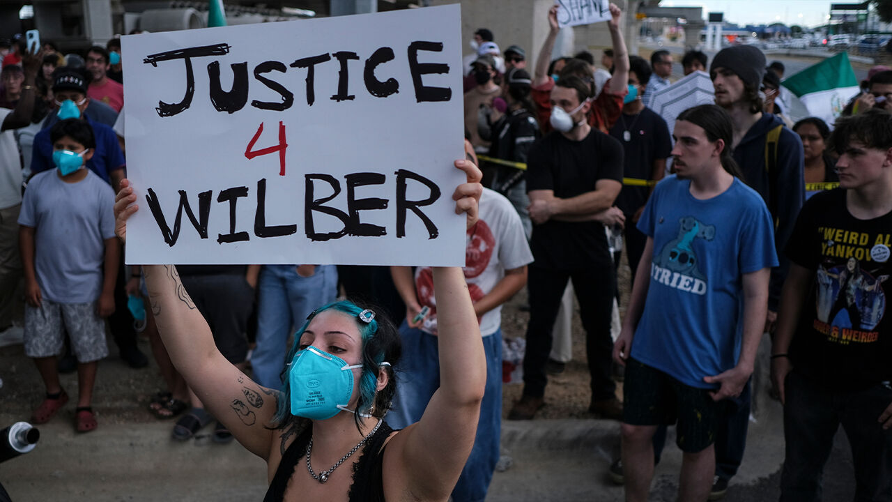 Citizens have gathered to protest the ICE agent shooting incident in Texas.