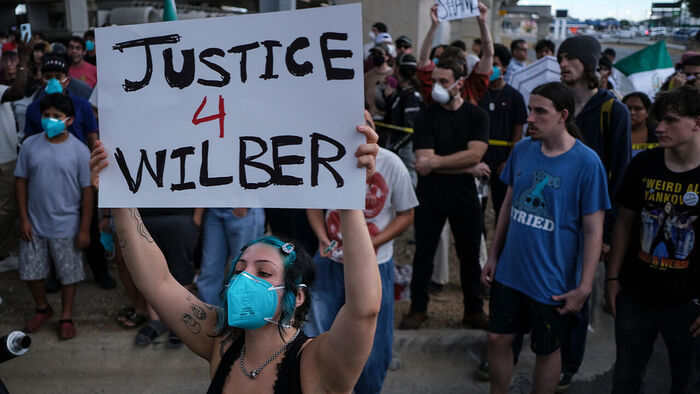 Citizens have gathered to protest the ICE agent shooting incident in Texas.