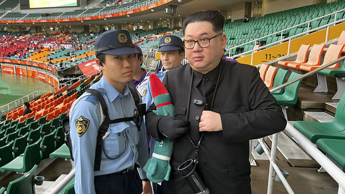 21일 일본 시즈오카현 후쿠로이의 시즈오카 스타디움 에코파에서 열린 2026 아이치·나고야 아시안게임 여자 축구 조별리그 대한민국과 북한의 경기 관중석에서 김정은 북한 국무위원장 분장을 한 남성이 북측 응원단으로 접근하다 경찰 측에 제지당하고 있다. (Photo: Yonhap News)