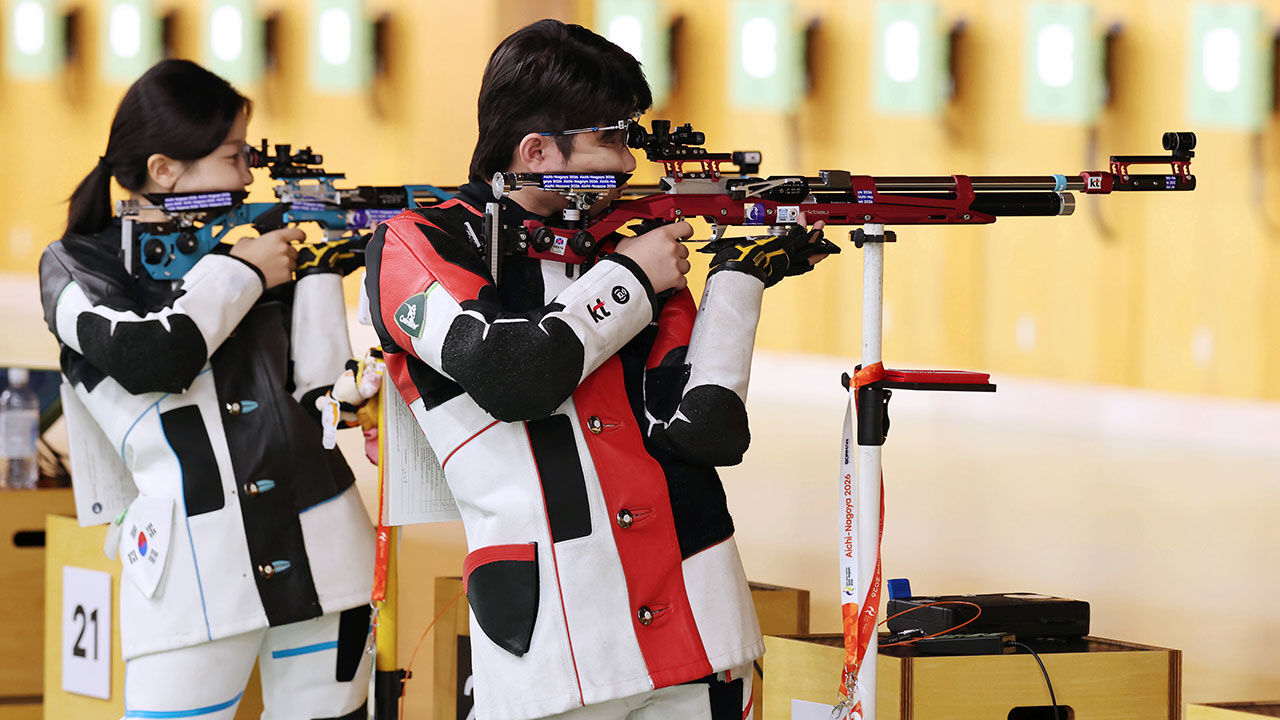 South Korea's Park Ha-jun (right) and Ban Hyo-jin aim at targets during the preliminaries of the 10m air rifle mixed team shooting event at the 2026 Aichi-Nagoya Asian Games held at the Aichi Prefectural General Shooting Range in Japan on the 22nd. (Photo: Yonhap News)
