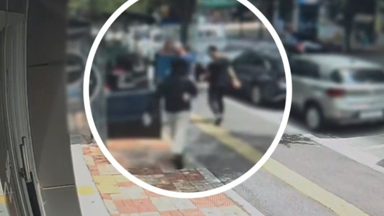 Police officer following and informing a person suspected of falling victim at a hospital (Photo: Provided by Gangwon Provincial Police Agency, Yonhap News)