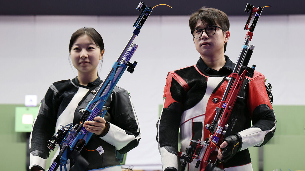 22일 일본 아이치현 종합 사격장에서 열린 2026 아이치·나고야 아시안게임 사격 10m 공기소총 혼성 단체전 결승 경기. 2위로 경기를 마친 한국 반효진(왼쪽)과 박하준이 인사하고 있다. (사진=연합뉴스)