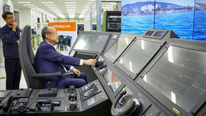 김승연 한화그룹 회장이 22일 한화시스템 구미사업장을 방문해 콕핏(Cockpit)형 통합함교체계(IBS) 운영 시연을 하고 있다.