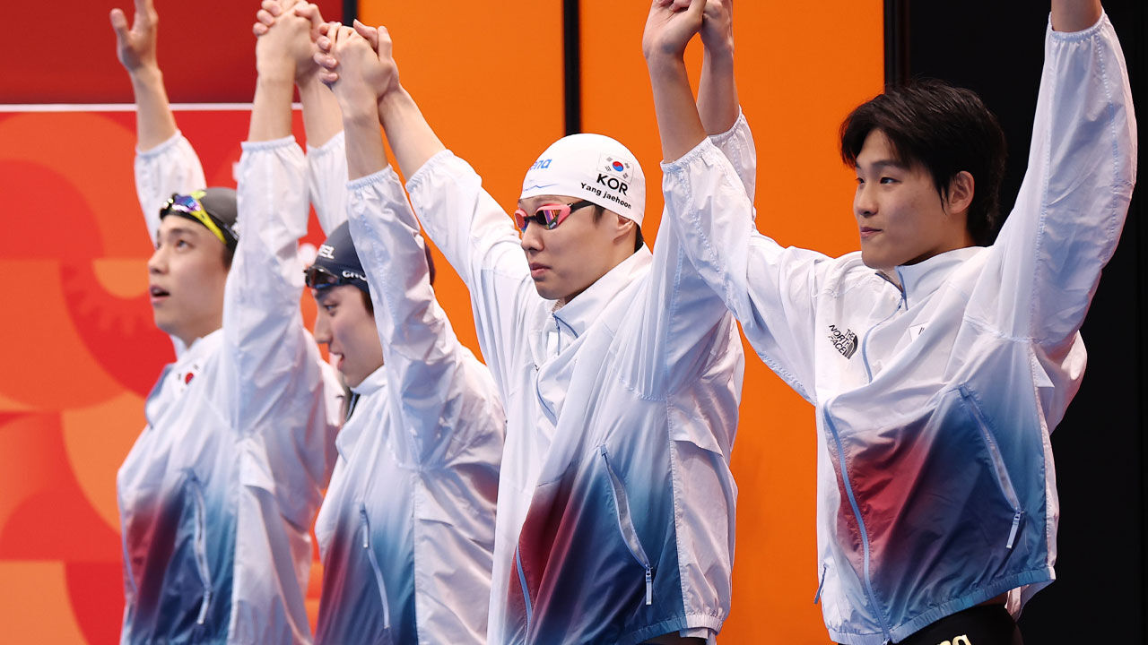 남자 혼계영 '한국신' 동메달 합작…김우민 어깨 부상