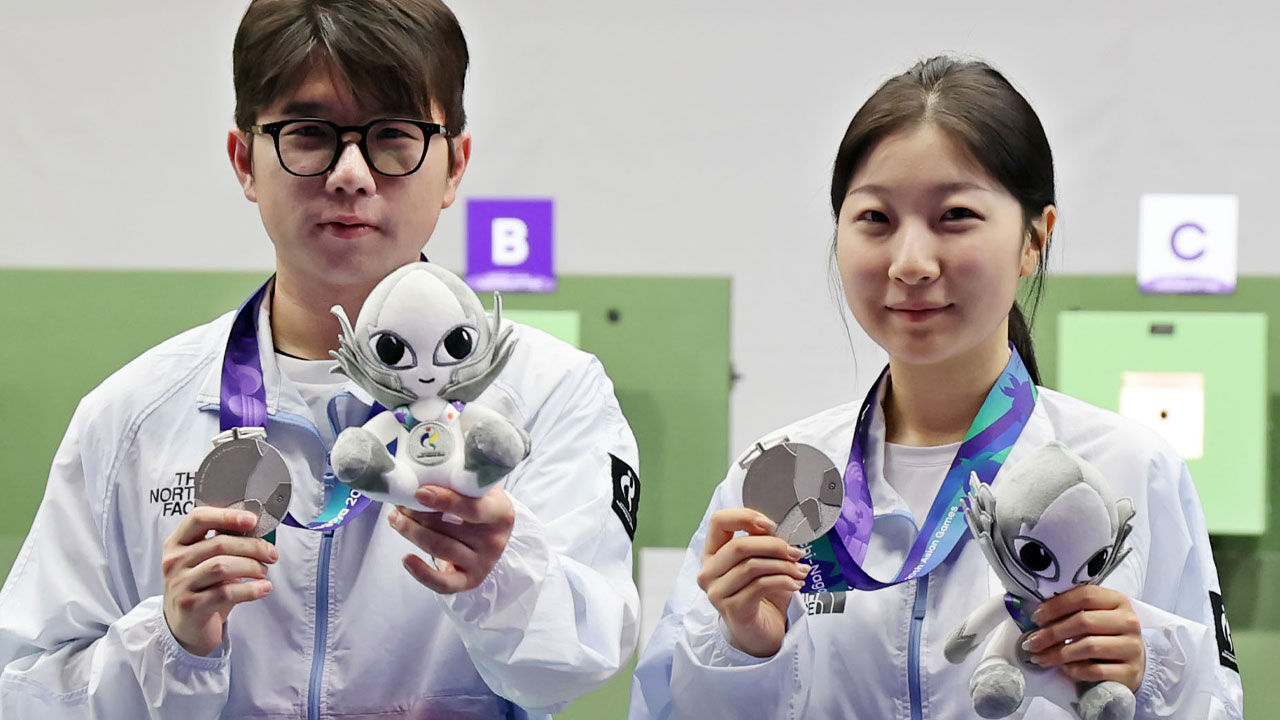 22일 일본 아이치현 종합 사격장에서 열린 2026 아이치·나고야 아시안게임 사격 10m 공기소총 혼성 단체전 시상식에서 은메달을 차지한 한국 반효진(오른쪽)과 박하준이 메달을 들어 보이고 있다.