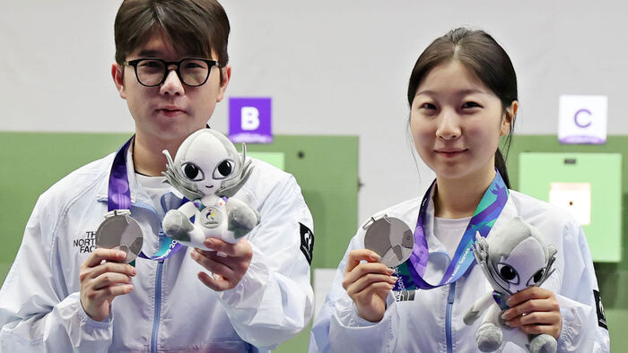 22일 일본 아이치현 종합 사격장에서 열린 2026 아이치·나고야 아시안게임 사격 10m 공기소총 혼성 단체전 시상식에서 은메달을 차지한 한국 반효진(오른쪽)과 박하준이 메달을 들어 보이고 있다.