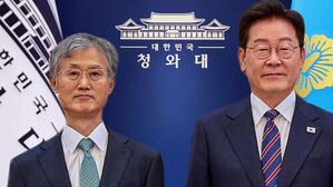 대한민국 청와대 배경 앞에 나란히 서 있는 두 남성의 상반신