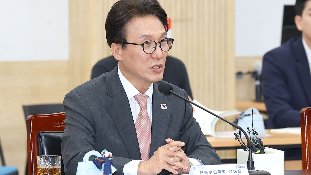 인사말 하는 김민석 대표