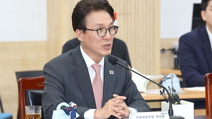 인사말 하는 김민석 대표