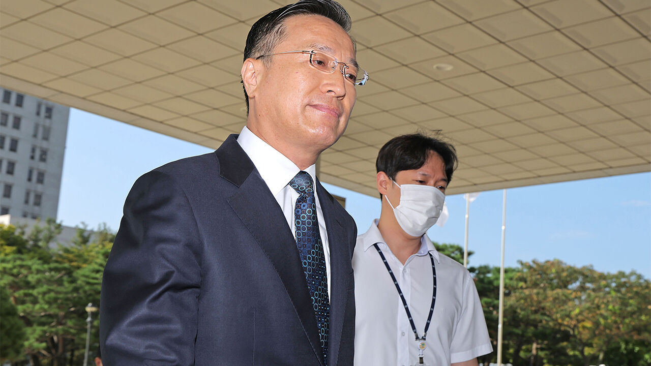 공석인 검찰총장 직무대행을 맡게 된 이정현 신임 대검찰청 차장이 23일 서울 서초구 대검찰청에 출근하고 있다.