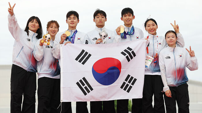 지난 20일 일본 아이치현 안조 스포츠파크에서 열린 2026 아이치·나고야 아시안게임 근대5종 남녀 대표팀 선수들이 시상식 후 기념 촬영을 하고 있다. 왼쪽부터 김은주, 장하은, 전웅태, 김영하, 이종현, 성승민, 신수민. 단체전 우승을 거둔 서창완은 부상으로 인해 시상식에 불참했다.