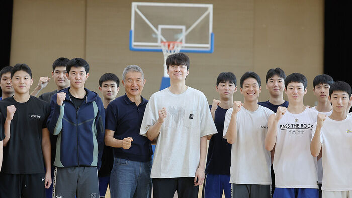 National basketball team player and 2026 Aichi-Nagoya Asian Games gold medalist Lee Hyun-jung visits his alma mater, Samil Middle School in Suwon, Gyeonggi Province, on the 23rd to take commemorative photos with junior basketball team members. (Photo: Yonhap News)