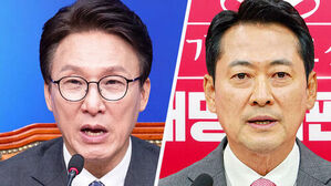 안경 쓴 남성과 정장 차림의 남성이 나란히 있는 모습