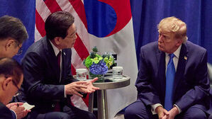 한국과 미국의 국기를 배경으로 마주 앉아 대화하는 두 정상의 모습