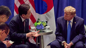 한미 정상 회담에서 대화하는 이재명 대표와 트럼프 전 대통령