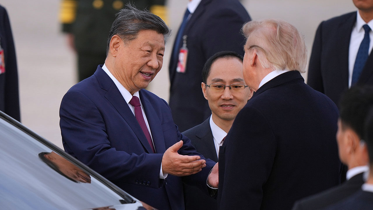U.S. President Donald Trump and Chinese President Xi Jinping are talking together. (Photo: AP, Yonhap News)