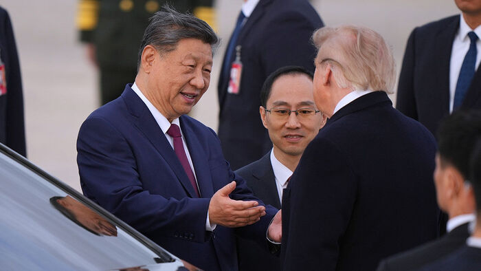 U.S. President Donald Trump and Chinese President Xi Jinping are conversing together. (Photo: AP, Yonhap News)
