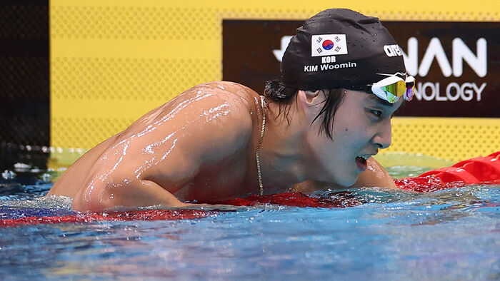South Korea's Kim Woo-min reacts with disappointment after checking his result in the men's 1,500m freestyle final at the Tokyo Aquatics Centre on the 22nd. (Photo: Yonhap News)