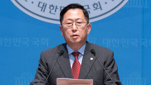 유용원 "북한 포로 2명, 6월 송환 합의&hellip;사나흘 전 한국 도착"