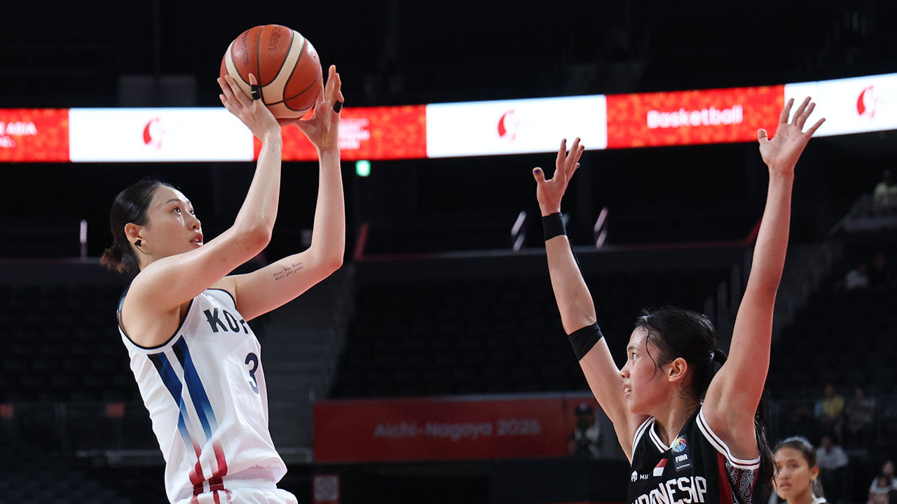 South Korea's Kang Iseul successfully executes a buzzer-beater in the third quarter during the women's basketball quarterfinals against Indonesia at the Aichi International Arena in Nagoya, Japan, on the 24th. (Photo: Yonhap News)