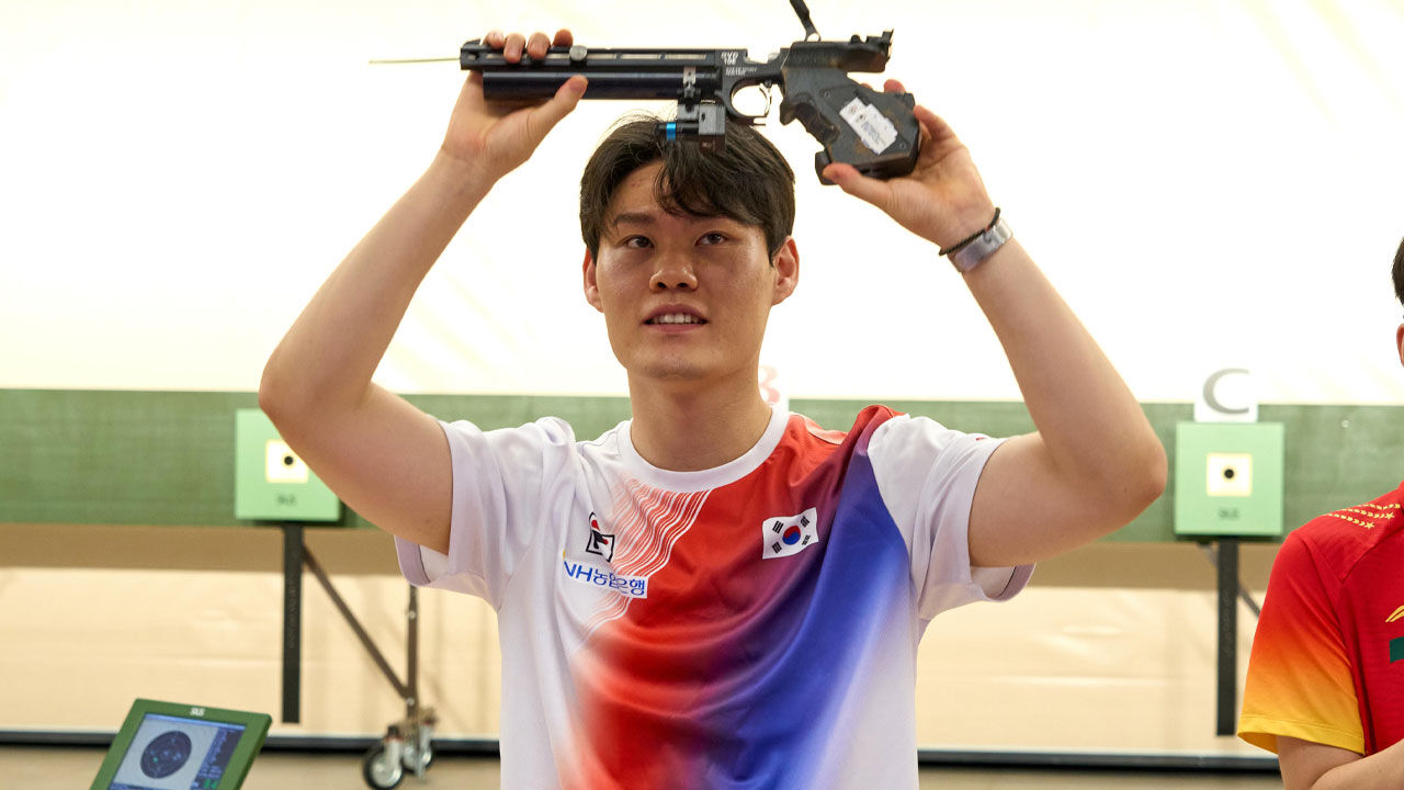 사격 홍수현, 남자 10ｍ 공기권총 4위…메달 불발 [AG 영상]
