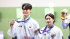 25일 일본 아이치현 종합사격장에서 열린 2026 아이치&middot;나고야 아시안게임 사격 혼성 단체 10ｍ 공기권총에서 은메달을 딴 한국 추가은과 홍수현이 시상대에 올라 메달을 들어 보이고 있다.