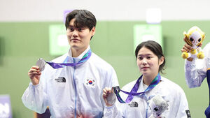 25일 일본 아이치현 종합사격장에서 열린 2026 아이치&middot;나고야 아시안게임 사격 혼성 단체 10ｍ 공기권총에서 은메달을 딴 한국 추가은과 홍수현이 시상대에 올라 메달을 들어 보이고 있다.