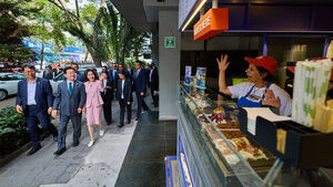 President Lee and First Lady Visit Korean Commercial District in Mexico, Tasting Tacos and Guava