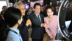 President Lee Visits 'K-Expo' in Mexico, Listens to Corporate Challenges