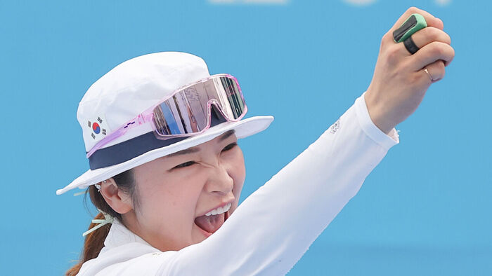 12일 광주 동구 국립아시아문화전당 5·18민주광장에서 열린 2025 세계양궁선수권대회 리커브 여자 개인전 결승에서 승리한 강채영이 기뻐하고 있다. (사진=연합뉴스)