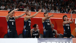 26일 일본 나고야 아이치 인터내셔널 아레나에서 열린 2026 아이치&middot;나고야 아시안게임 여자 농구 한국 대 일본 결승. 한국 이해란이 3점슛을 성공하자, 선수들이 환호하고 있다. (사진=연합뉴스)