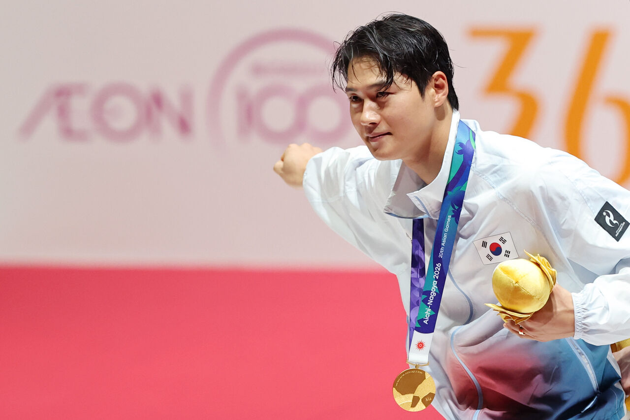 South Korea's Oh Sang-uk performs a fencing celebration toward the stands after winning the gold medal in the men's sabre team event ceremony at the 2026 Aichi-Nagoya Asian Games at the Aichi Sky Expo in Tokoname, Aichi Prefecture, Japan, on the 26th. (Photo: Yonhap News)