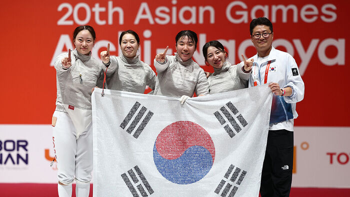 South Korean athletes hold the Taegeukgi and celebrate their victory after winning the gold medal in the women's saber team final against Japan at the 2026 Aichi-Nagoya Asian Games held at the Aichi Sky Expo in Tokoname, Aichi Prefecture, Japan, on the 27th. (Photo: Yonhap News)