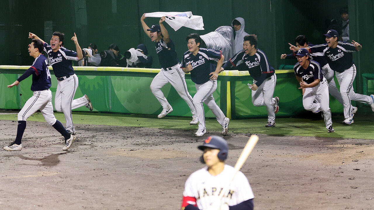 The final match between South Korea and Japan at the 2026 Aichi-Nagoya Asian Games held at Toyohashi Municipal Baseball Stadium in Aichi Prefecture, Japan, on the 27th. South Korean national team players run toward the field cheering after winning the gold medal with a score of 3-1. (Photo: Yonhap News)